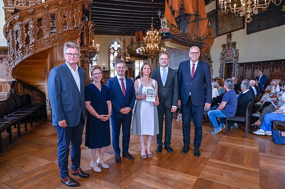 Gruppenfoto mit Justizsenatorin und Bürgermeister in der Oberen Halle des Bremer Rathauses